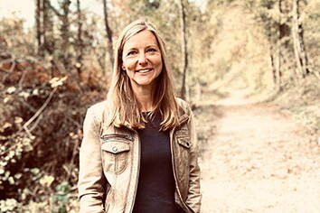 Caroline_Noser.jpg Hundetrainerin, Verhaltenstrainerin, Canine Bowen Technique Practitioner, Bachblüten-Therapeutin